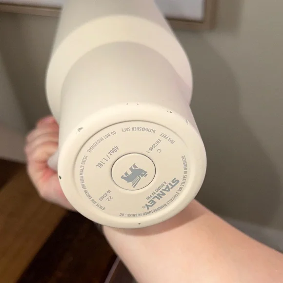 Stanley Soft Touch Cream Travel Tumbler with Handle 40 oz - Picture 4 of 6